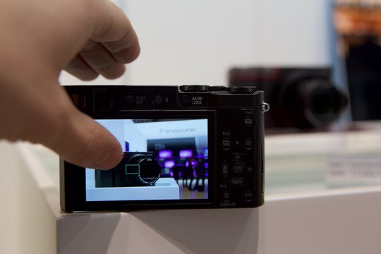 Vor allem die Post-Focus-Technologie, die es ermöglicht, den Fokus eines Fotos im Nachhinein und per Fingertipp zu setzen, überzeugte. Auf dem Testfoto ist die Kamera im Fokus, das Panasonic-Logo im Hintergrund ist unscharf...